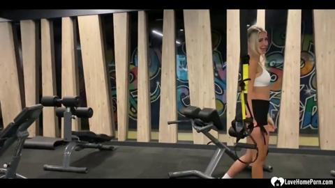 'Gym Blonde Craves Cock🍆 Sucking'