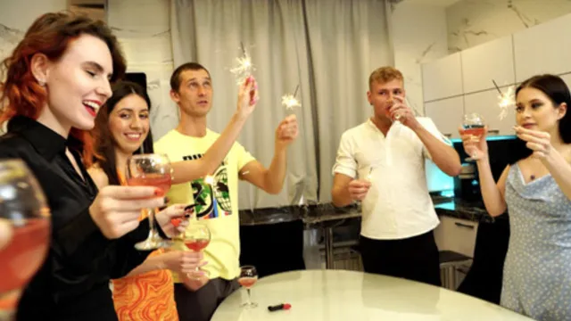 New Year′s狂欢:校园集体乱搞庆贺派对