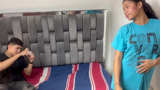 le tomo fotos a mi pequeña hermanastra desnuda &mdash;  se pone cachonda y terminamos follando muy duro