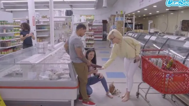 Amateur Teen Sucks Big Black Dick And Gets Fucked In Public Bbc