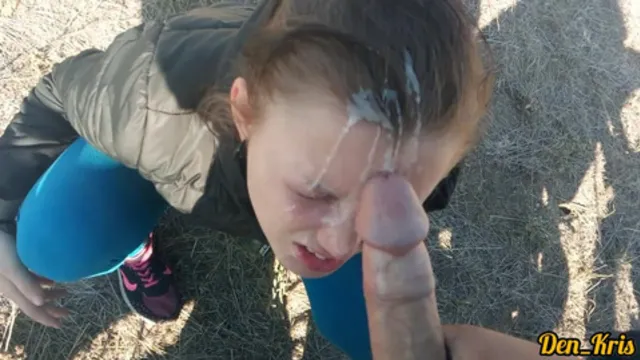 Возбужденная школьница сосет член &mdash;  чтобы получить много спермы на ее красивое личико