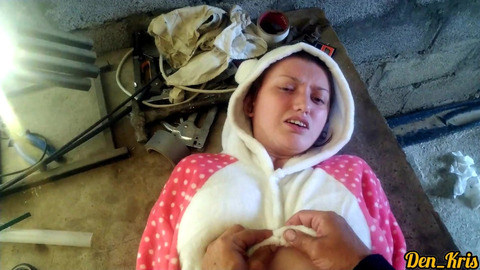секс на стройке с симпатичной школьницей, окончание на лицо и волосы
