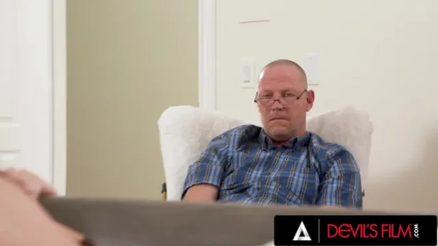 Teen Slut Sucks Off hunk′s Cock🌭 While He Peeks