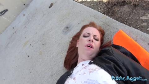 Redhead teen's outdoor work stop when agent offers to expose and get naughty😈 under the sun