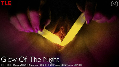 Enjoy a sexy blonde inserting glowsticks into her vagina🌮️ and anus