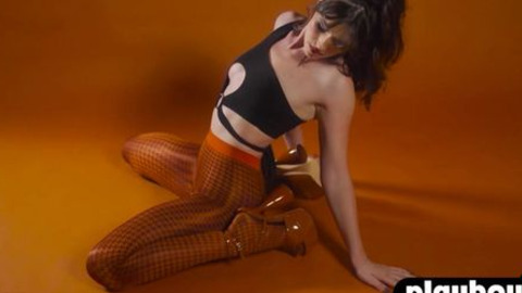 Juicy 18-year-old nympho flaunts firm butts, teasing with sultry striptease seduction