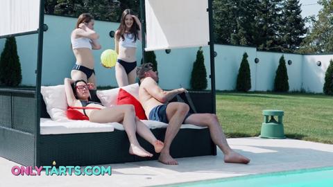 Lucky guy enjoys three-way during lazy summer nights